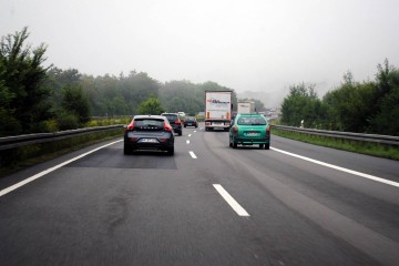 Distancia de seguridad entre vehículos en carretera